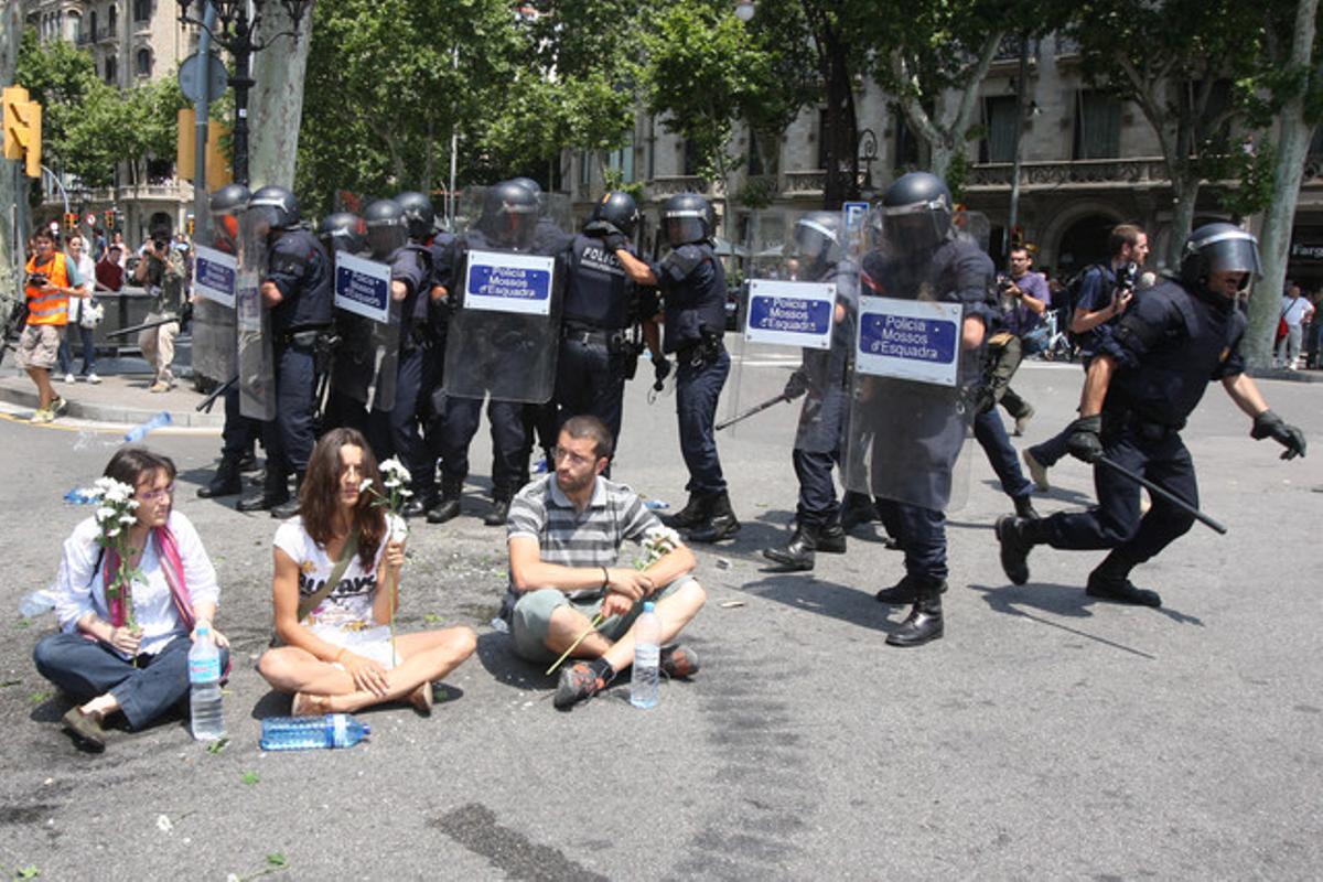 El desallotjament de la plaça de Catalunya, vist per Danny Caminal.