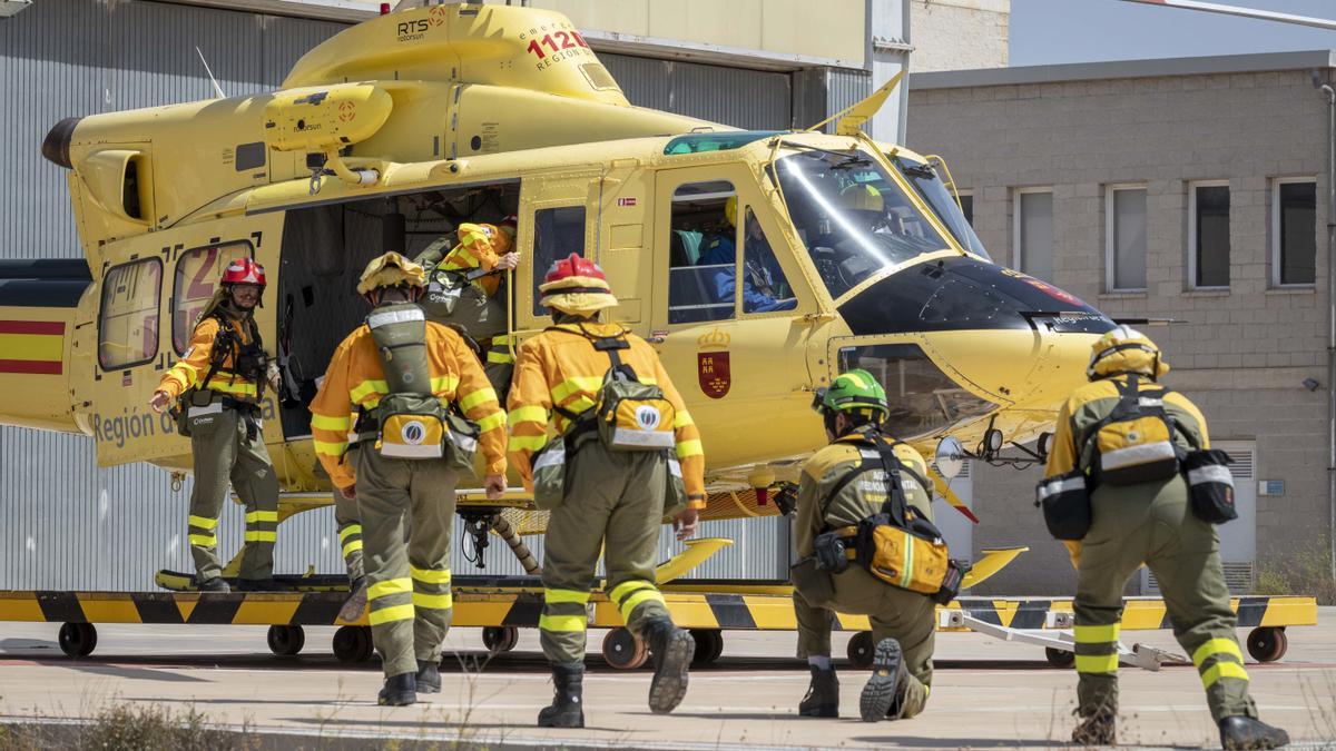 El equipo de rescate sube al helicóptero de Emergencias.