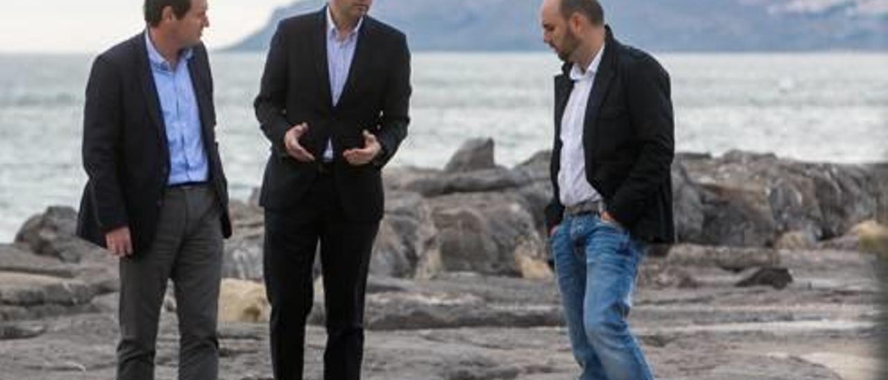 Císcar y César Sánchez conversan con el actual coordinador provincial del PP, Raúl Dalmau.