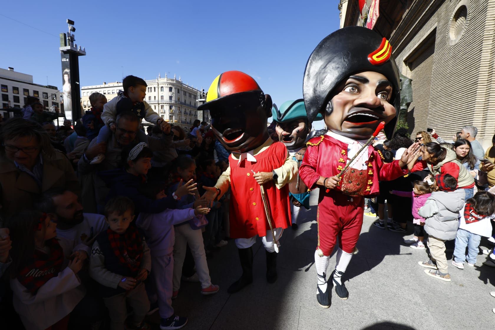 En imágenes | La comparsa de gigantes y cabezudos ilusionan a los más pequeños