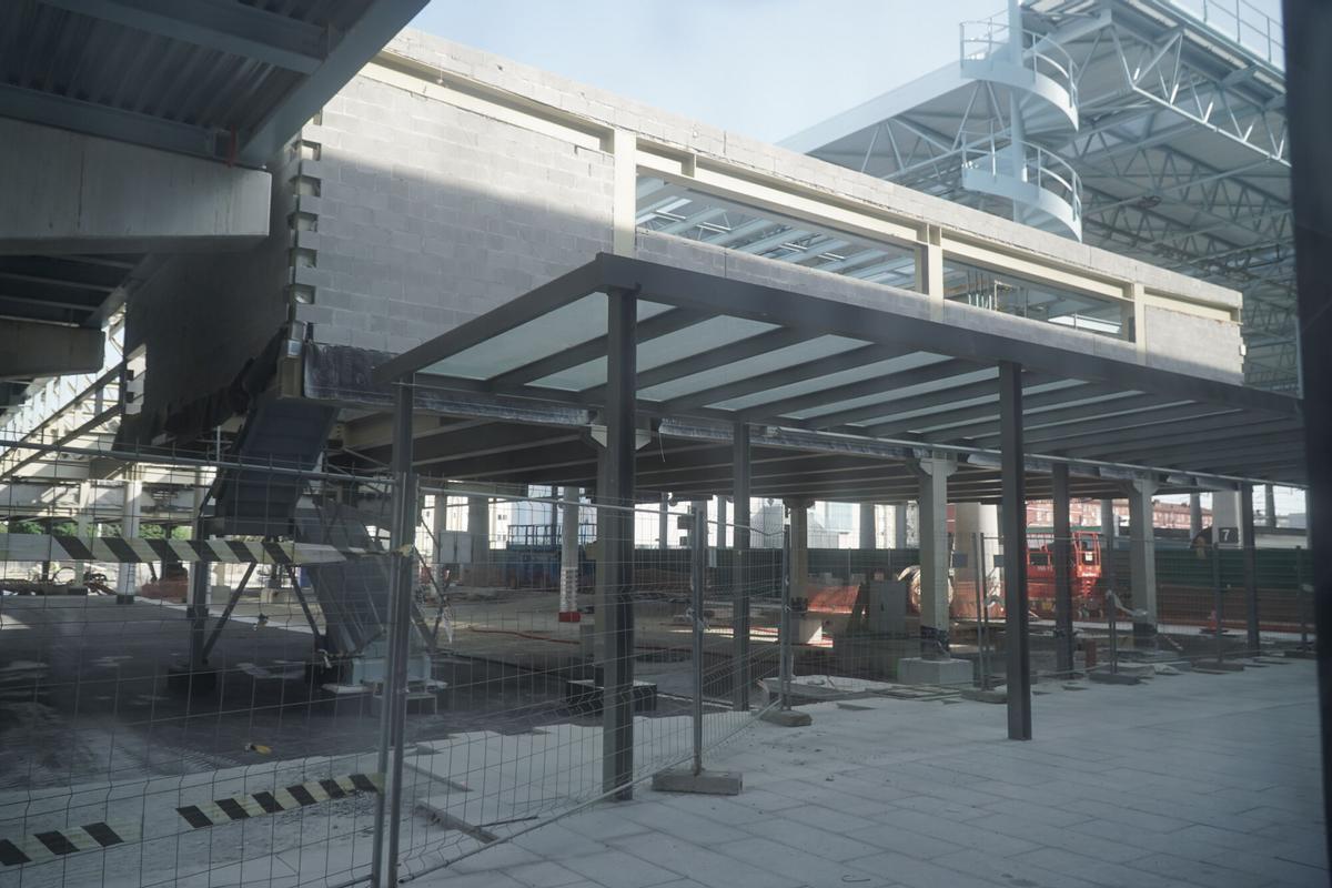La nueva estación de tren de A Coruña encara la recta final de sus obras, que el Administrador de Infraestructuras Ferroviarias (Adif) prevé terminar a finales de año. La nueva estación de tren de A Coruña encara la recta final de sus obras, que el Administrador de Infraestructuras Ferroviarias (Adif) prevé terminar a finales de año.