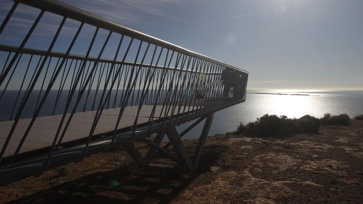 Pasarela del faro de Santa Pola, con la isla al fondo