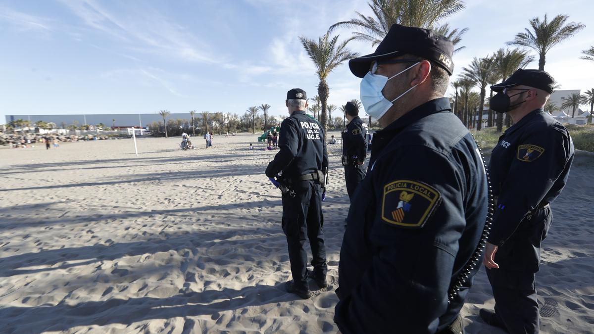 Imagen de un control policial en las playas de Castelló.