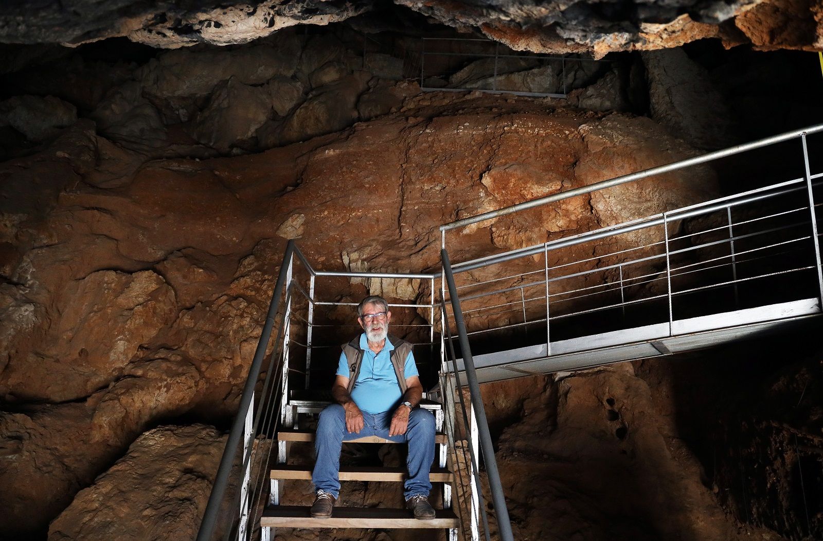 El arqueólogo Julián Ramos, esta semana en la Cueva del Humo, una de las muchas de este complejo.