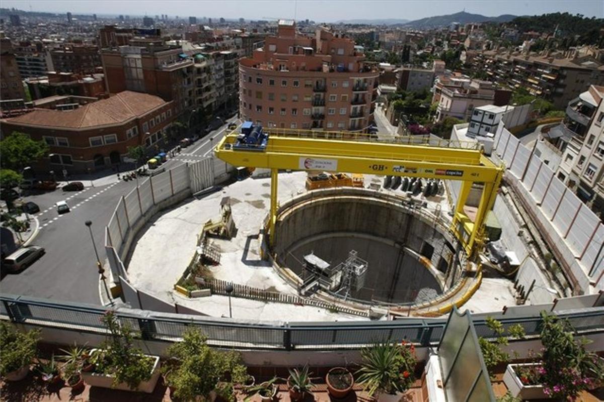 Les obres de la línia 9 del metro a la plaça de Sanllehy. Les obres de la línia 9 del metro a la plaça de Sanllehy.