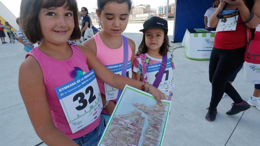 Una de las participantes más jóvenes muestra el mapa con la ruta.