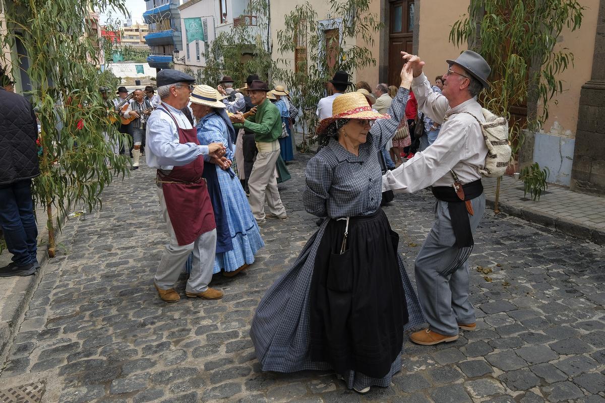 Los bailes canarios se adueñaron de las calles de Guía