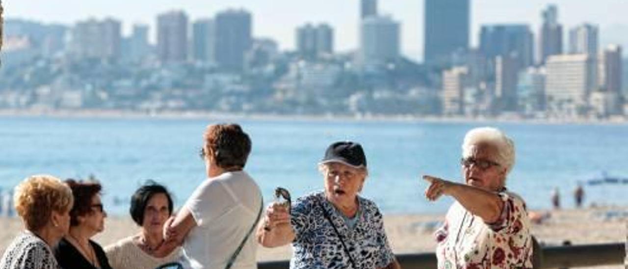 Algunos turistas de la tercera edad que ayer pasaban el día en Benidorm.