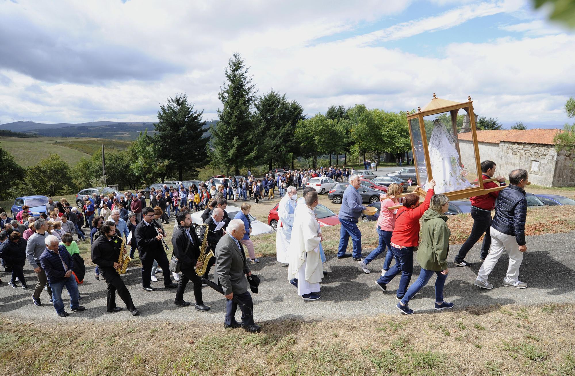 La procesión hizo el tradicional recorrido por el entorno de la ermita.