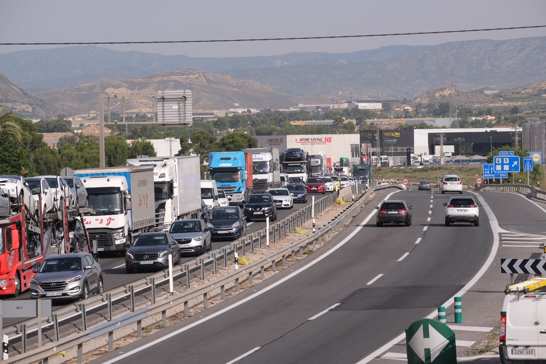 Un accidente en la A-31 provoca largas colas en la autovía