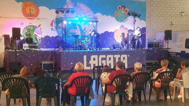 Los mayores de Lagata disfrutando de las actuaciones tributo a grandes cantantes. | SERVICIO ESPECIAL