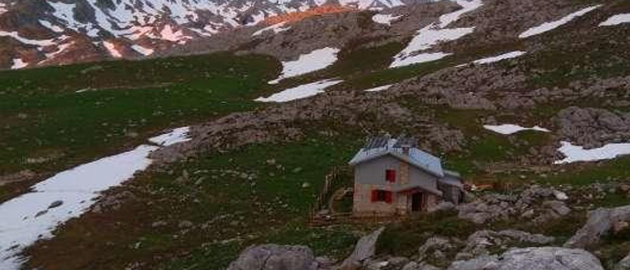 Amanecer en Vega de Ario, con el refugio rodeado de las últimas nieves del invierno.