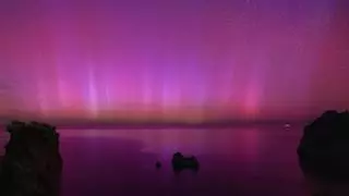 Una aurora boreal ilumina de púrpura el cielo de Ibiza