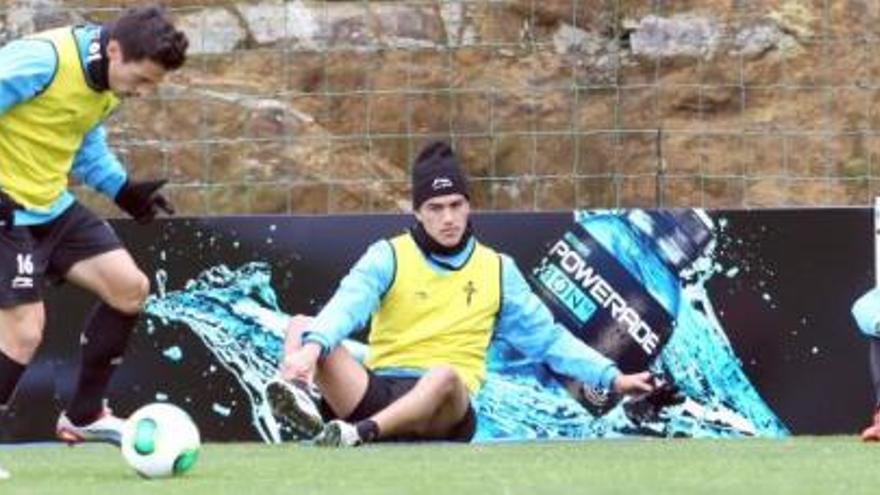 El surcoreano Park Chu Young, Gustavo Cabral y Álex López observan relajados el avance de Bellvis con la pelota durante el entrenamiento de ayer en A Madroa. // Ricardo Grobas