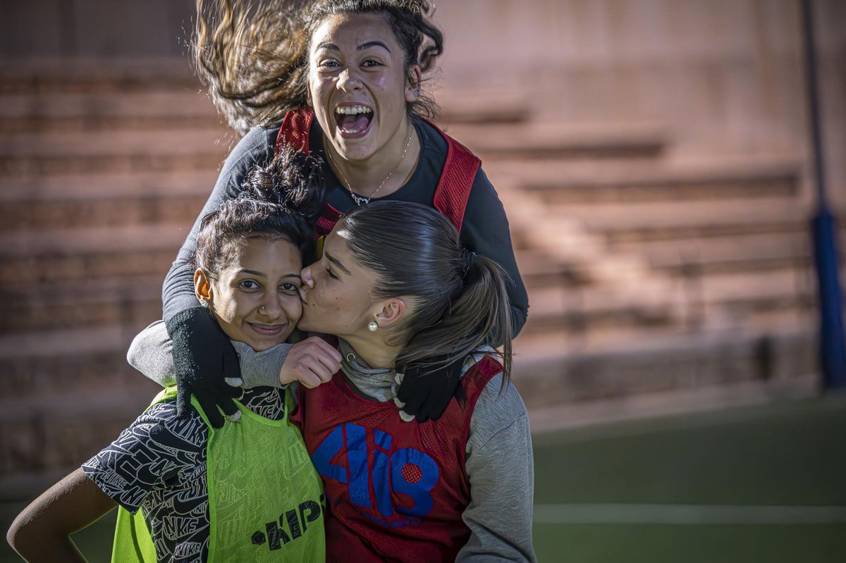 Entrenamiento del primer equipo de fútbol femenino que se crea en el barrio de La Mina