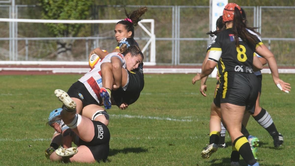 Ana Peralta placa a una rival del Getxo en Elviña la temporada pasada.