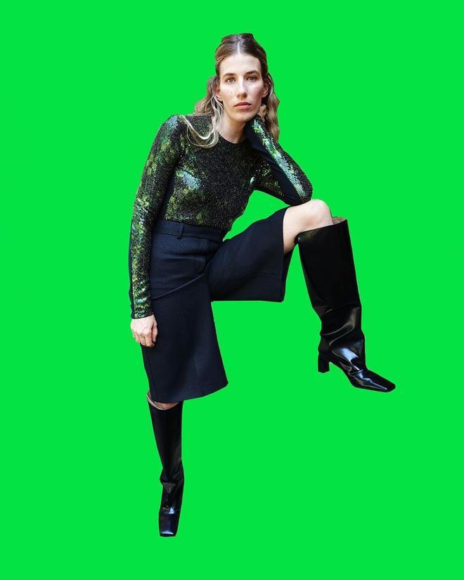 Veronica Heilbrunner con bermudas y botas de tacón