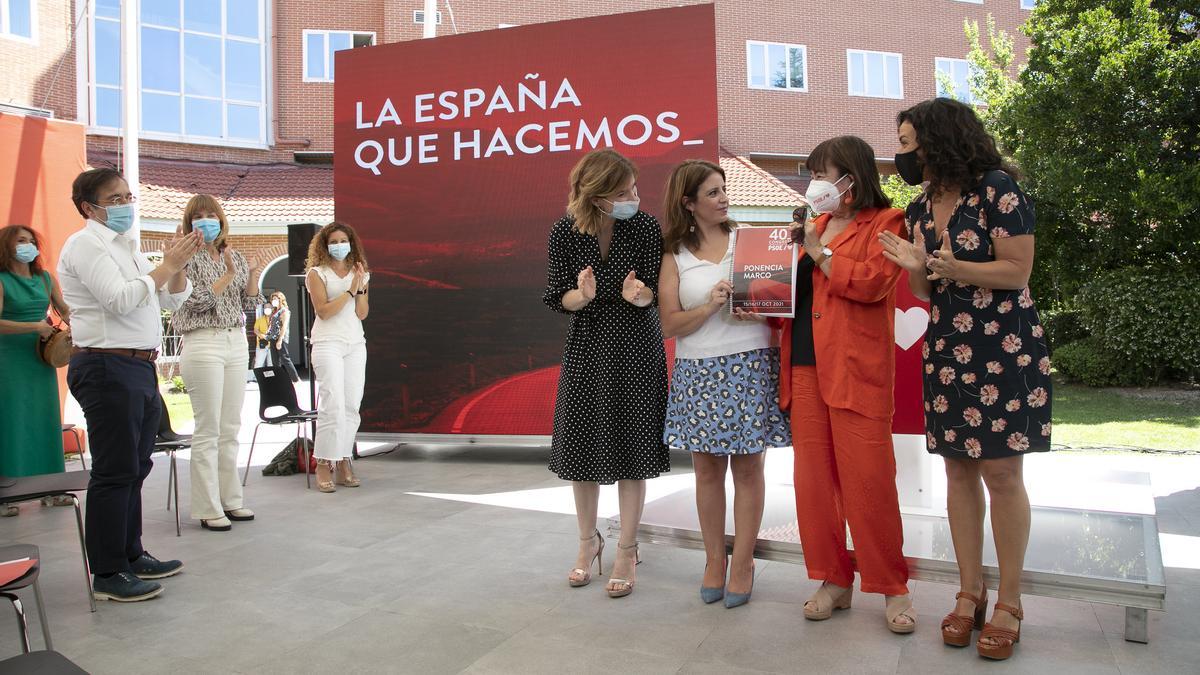 La vicesecretaria general del PSOE, Adriana Lastra, con las coordinadoras de la ponencia marco del 40º Congreso Federal, Hana Jalloul (i) y Lina Gálvez (d), junto a la presidenta del partido, Cristina Narbona (2d), el pasado 24 de julio de 2021 en la presentación del documento en el Rafaelhoteles Atocha de Madrid.