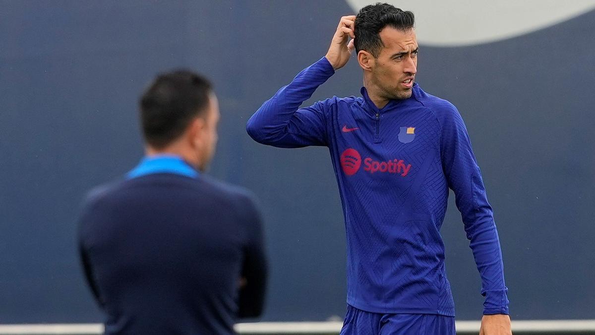 Xavi y Busquets, en el entrenamiento del Barça en la ciudad deportiva de Sant Joan Despí previo al derbi con el Espanyol.