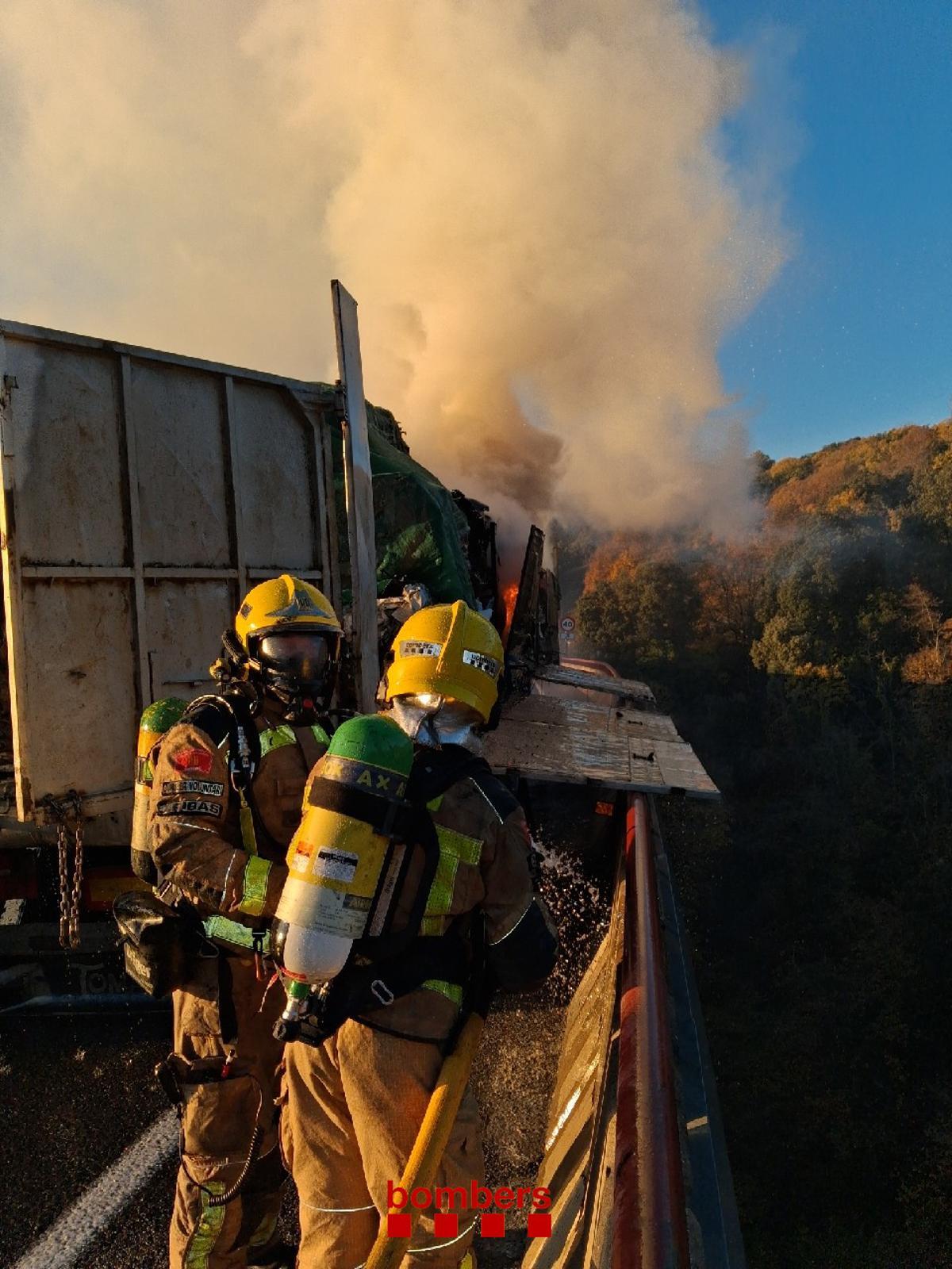 Les imatges de l'incendi de la càrrega d'un camió que circulava per l'Eix a Sant Hilari Sacalm