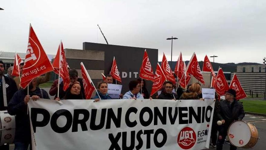 Protesta de las trabajadoras, ayer en Arteixo. // FdV