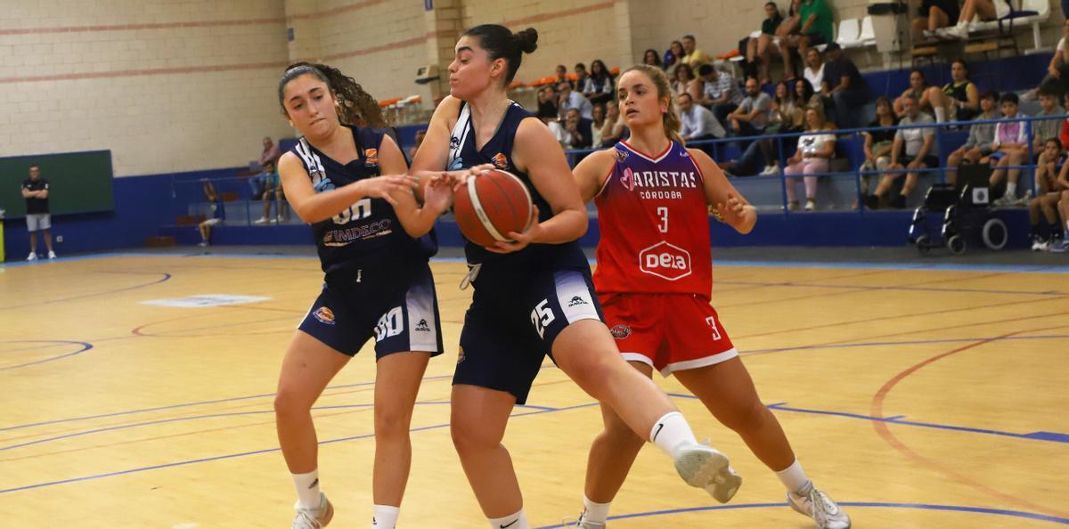 Carmen Zafra protege un balón.