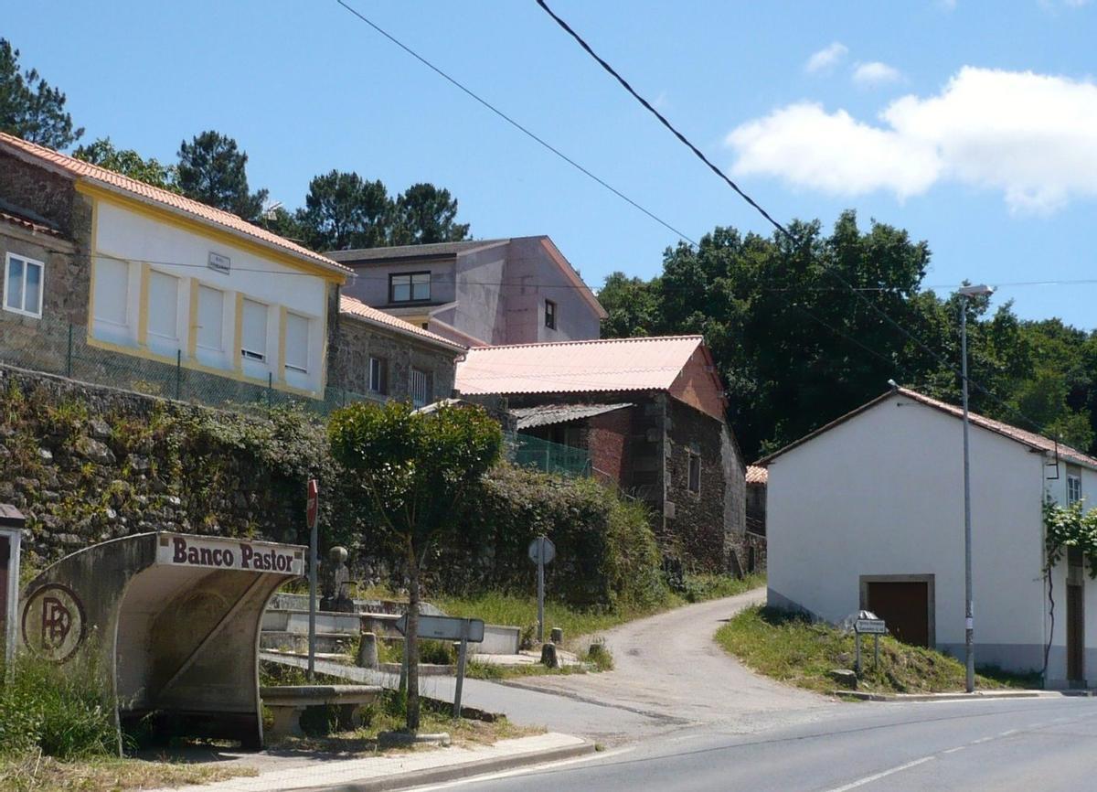 Centro educativo actual y parte de la casa que fue construida para escuela .  |  A.V.N.