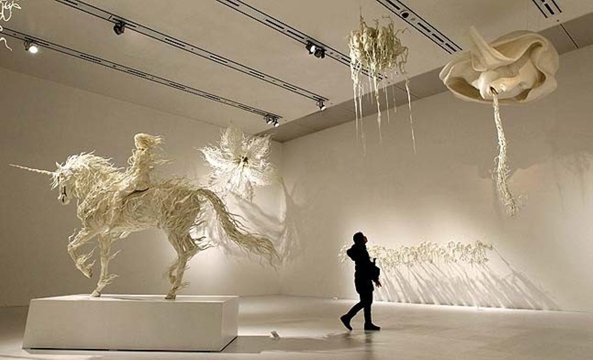 Un visitant mira la instal·lació de l’artista japonès Motohiko Odani, durant la seva exposició Phantom Limb, al Museu d’Art Mori de Tòquio (Japó).