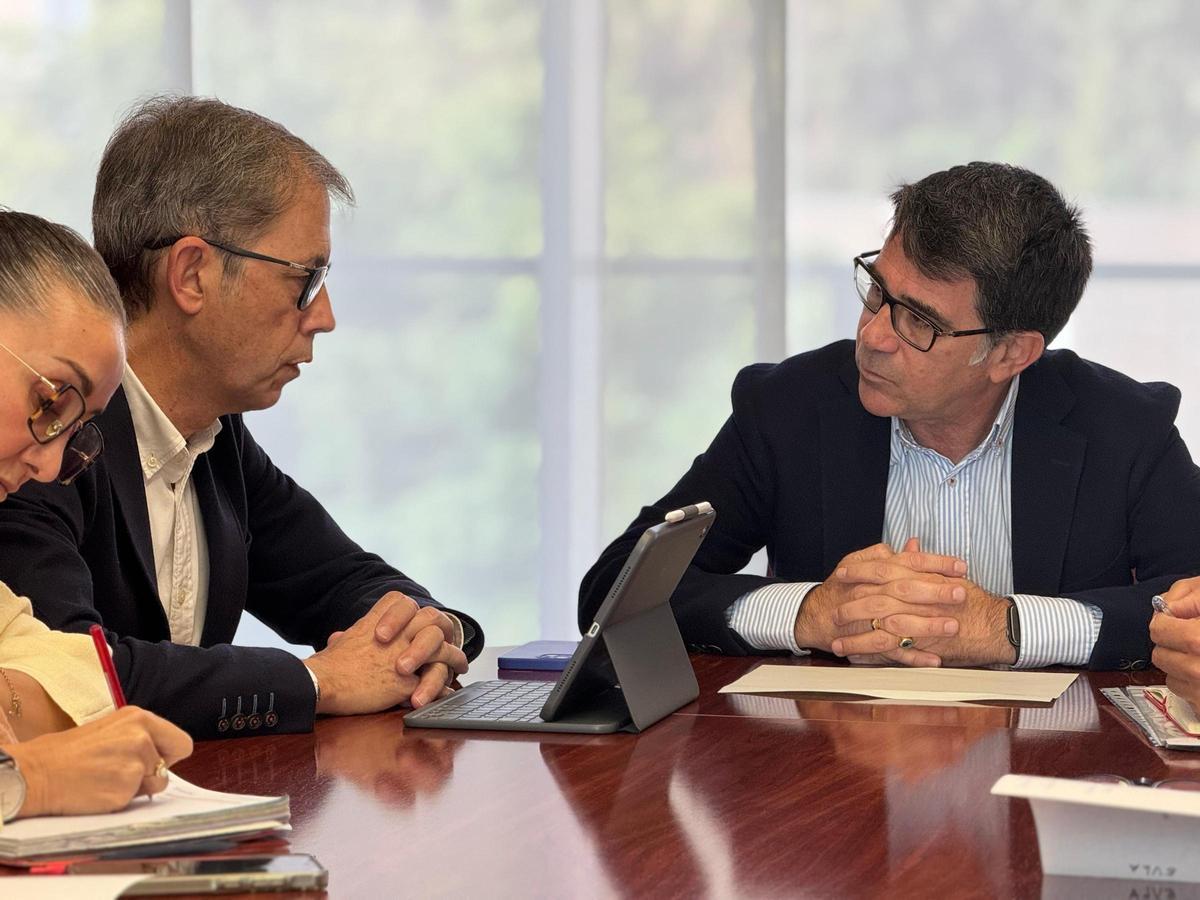 El alcalde de San Vicente del Raspeig con el secretario general de Vivienda, Sebastián Fernández.