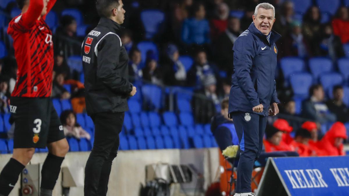 Javier Aguirre, siguiendo el partido desde la banda.