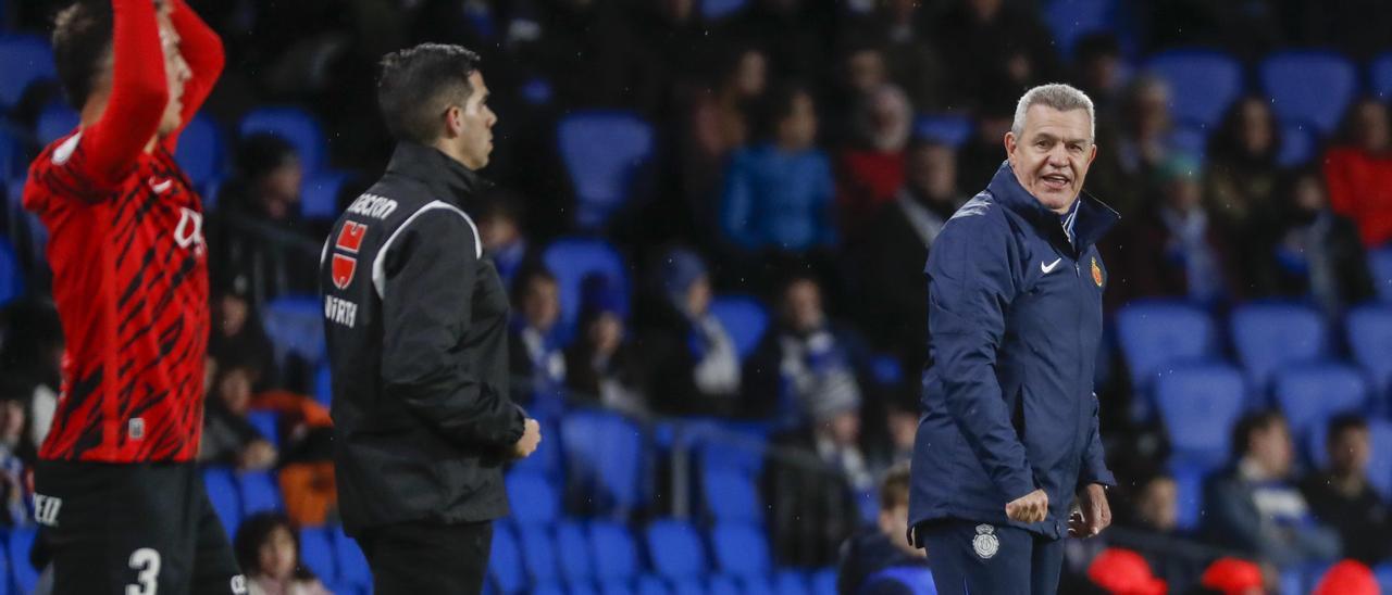 Javier Aguirre, siguiendo el partido desde la banda.