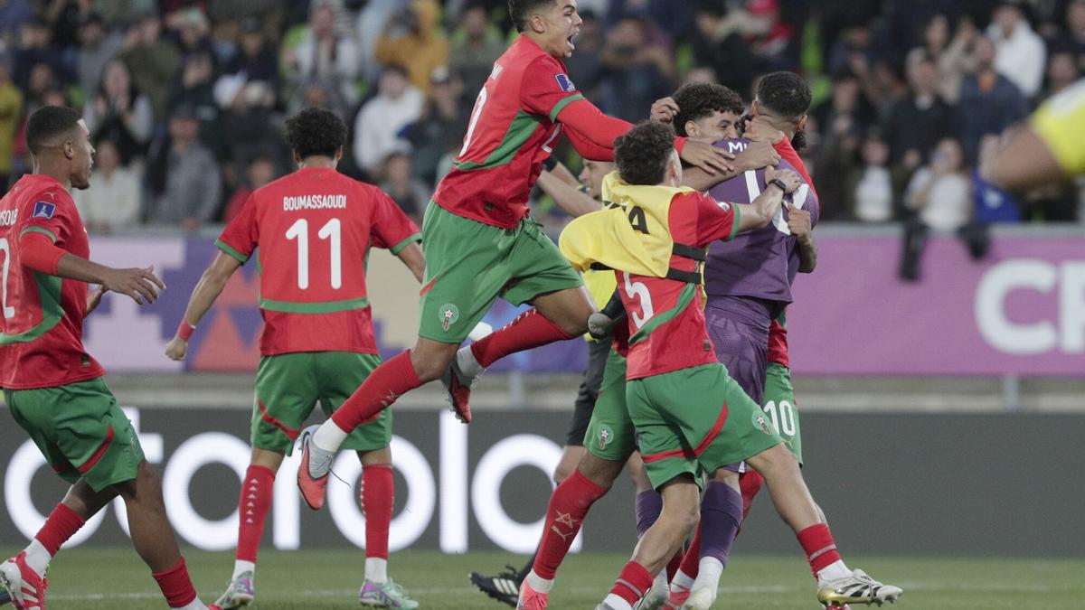 Jugadores de Marruecos celebran el paso a la final del Mundial Sub-20 de Chile con Abdelhakim El Mesbahi, su tercer portero y el héroe que atajó el penalti decisivo con el que eliminaron a Francia en el estadio Elias Figueroa Brander de Valparaíso