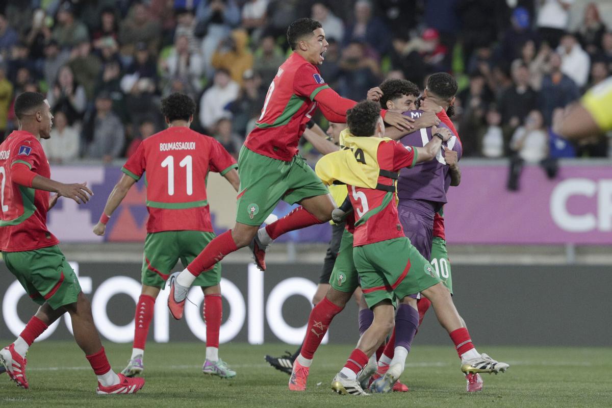 Jugadores de Marruecos celebran el paso a la final del Mundial Sub-20 de Chile con Abdelhakim El Mesbahi, su tercer portero y el héroe que atajó el penalti decisivo con el que eliminaron a Francia en el estadio Elias Figueroa Brander de Valparaíso