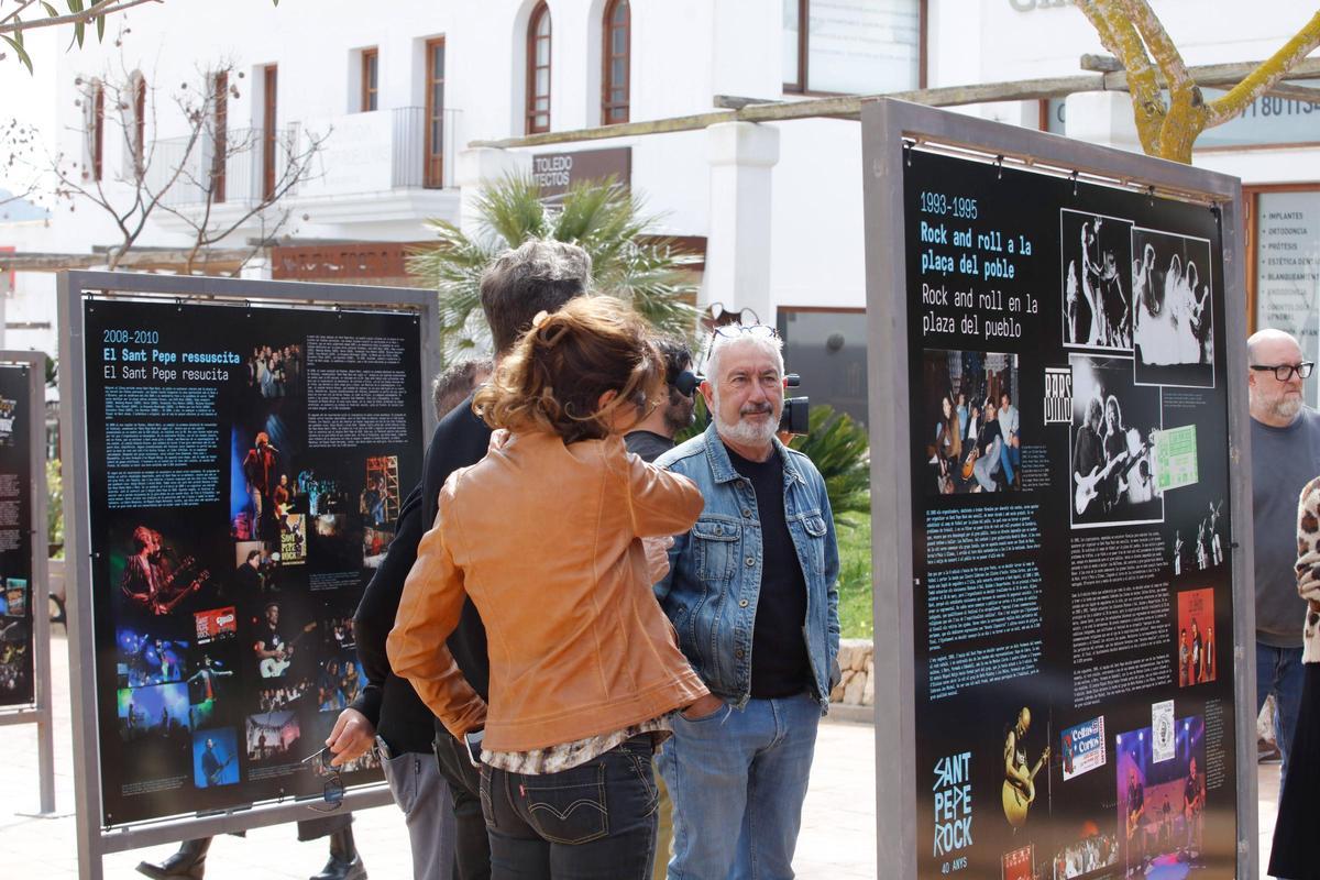 Colaboradores y vecinos involucrados en la exposición