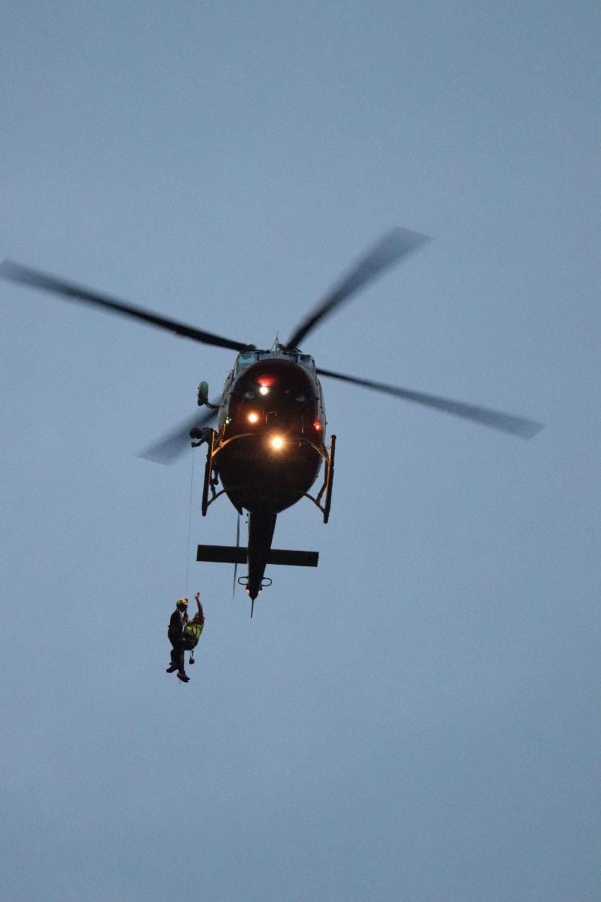 El helicóptero de los bomberos, en pleno rescate anoche en el cerro del Puig de Xàtiva.