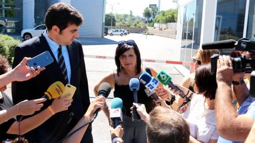 Pilar Abel i el seu advocat atenen els mitjans de comunicació, en una imatge del mes de juliol.