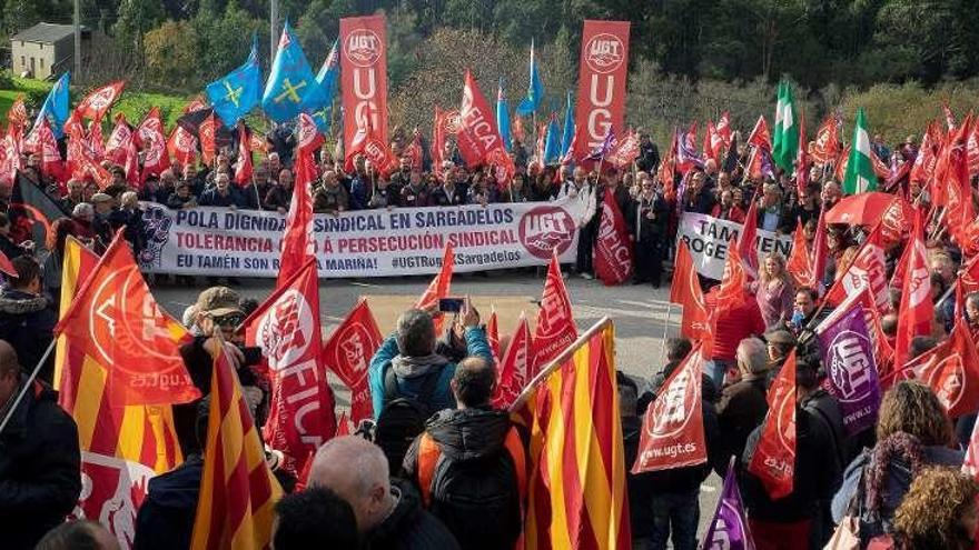 Sindicalistas de UGT, ayer durante una concentración en la fábrica de Sargadelos de Cervo.