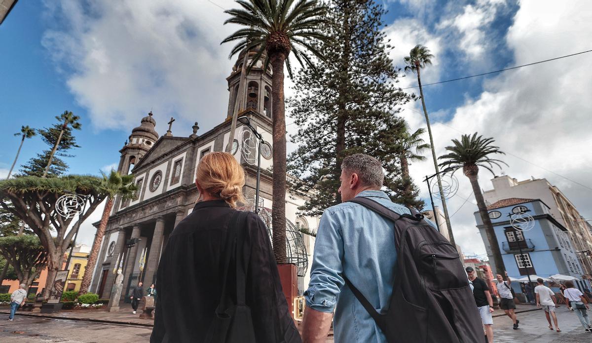 Una pareja de turistas observa la Catedral de La Laguna, en Tenerife.