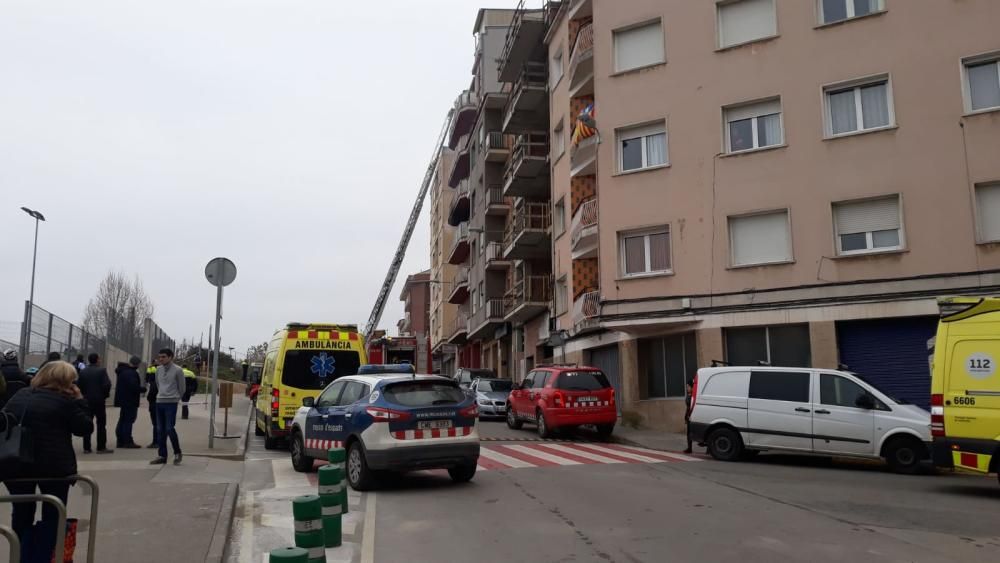 Un incendi afecta un bloc de pisos a la carretera