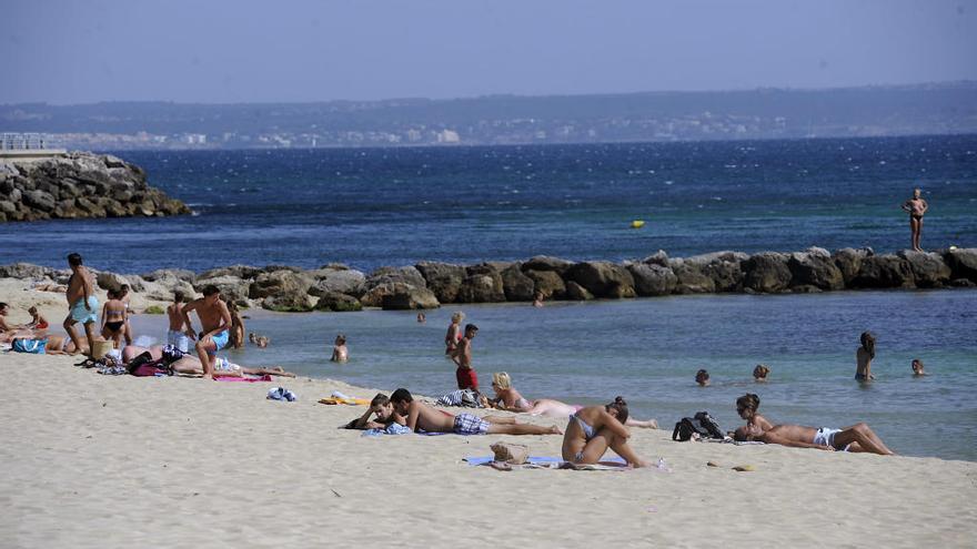 La playa de Can Pere Antoni retira la bandera roja