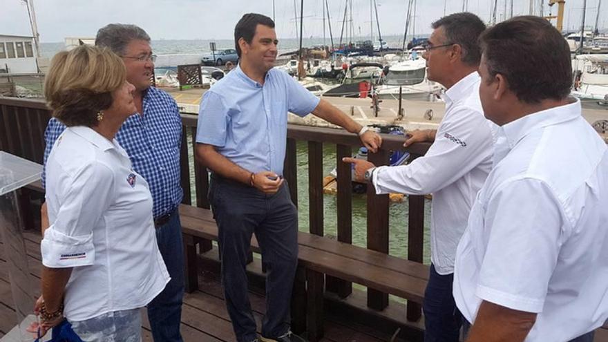 Díez de Revenga durante su visita en la mañana de ayer al puerto deportivo de Los Alcázares.