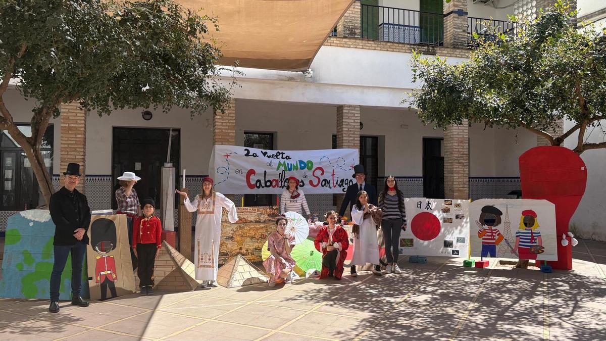 Algunos de los protagonistas de las actividades organizadas por el CEIP Caballeros de Santiago sobre ‘La vuelta al mundo en 80 días’.