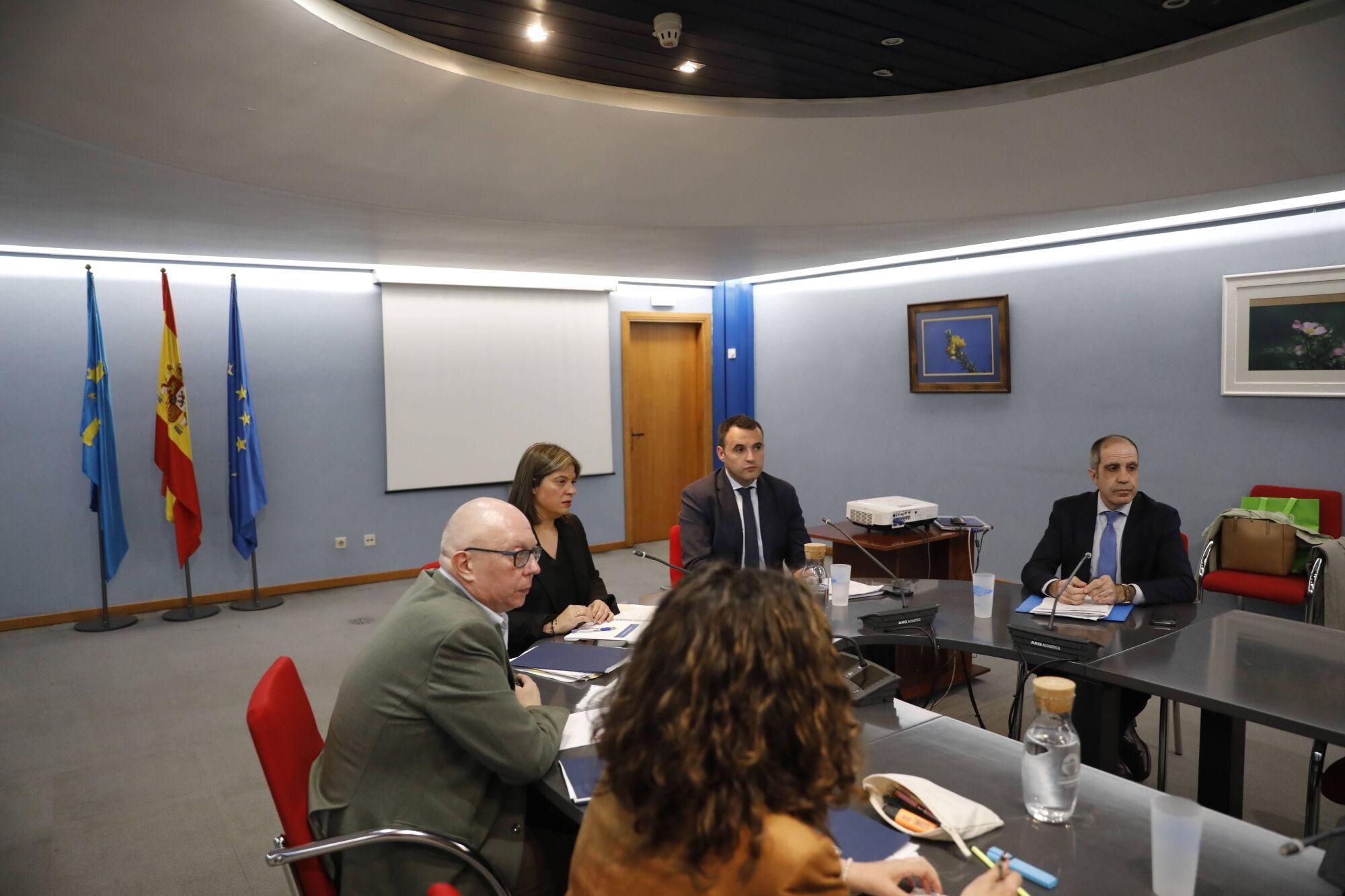 Cientos de profesores se concentran en Oviedo mientras Gobierno y sindicatos negocian.