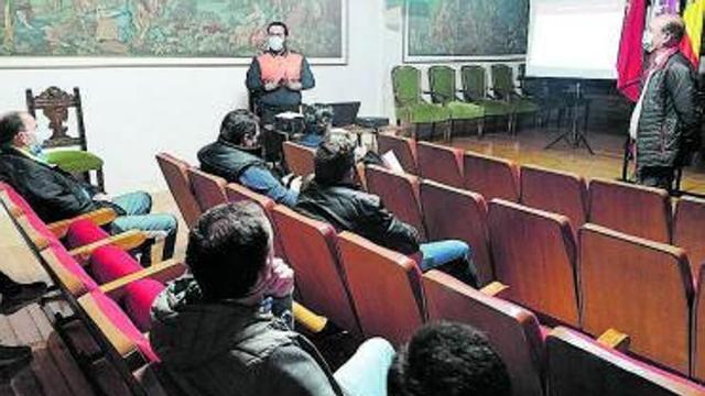 Vecinos y responsables de Protección Civil en la asamblea. | M. J. C.