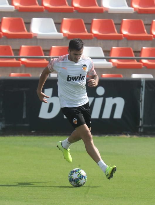 Anil Murthy, atento al entrenamiento del Valencia