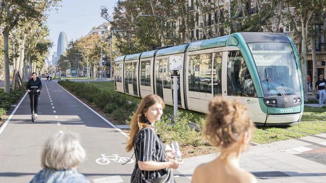 Un tramvia a l’avinguda Diagonal de Barcelona, entre Glòries i Verdaguer.  | MARC ASENSIO CLUPÉS
