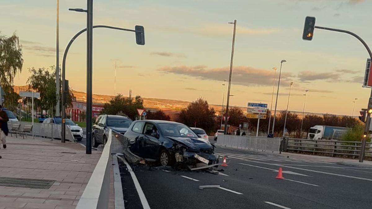 Daños en el vehículo y el mobiliario urbano de la avenida Requejo
