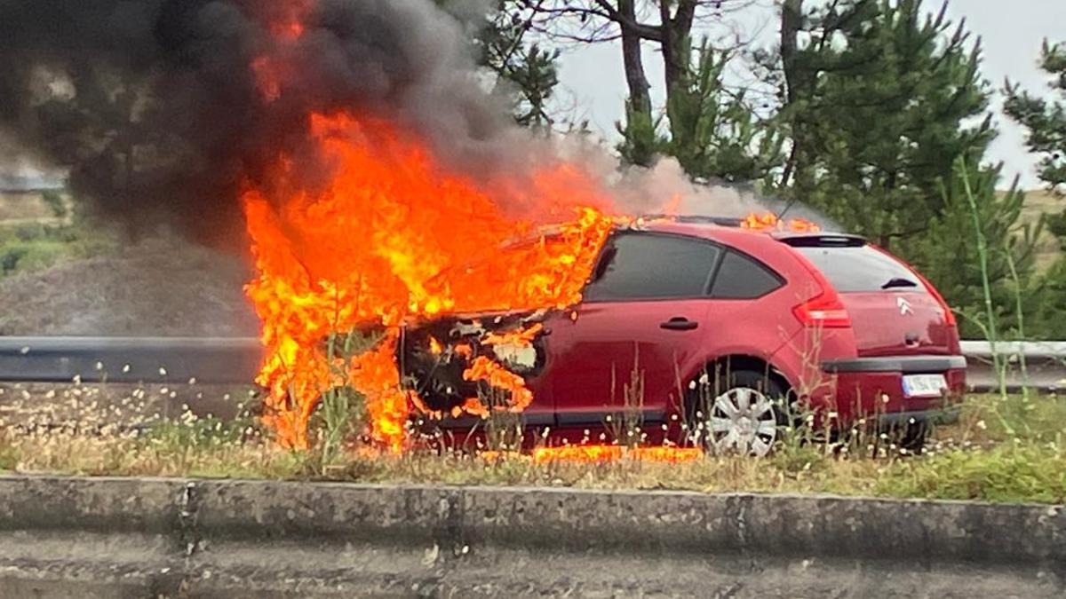 El coche ardió cuando atravesaba el istmo de A Lanzada, esta tarde.