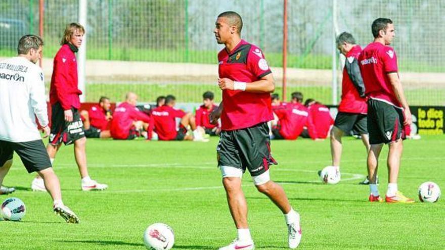 Tissone, ayer con el balón en el entrenamiento en Mareo, con Caparrós y el resto de la expedición al fondo.