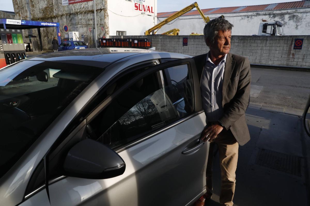 Pedro Beiro, echando gasolina en Avilés